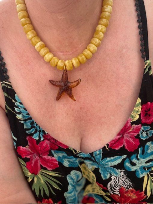 COLLIER PERLES RONDELLES − ETOILE DE MER MARRON